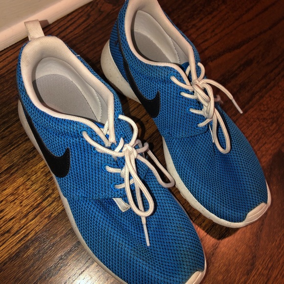 Nike Roshes - Picture 2 of 5